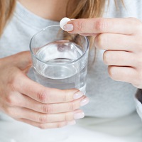 Use paracetamol to relieve a sore throat rather than antibiotics
